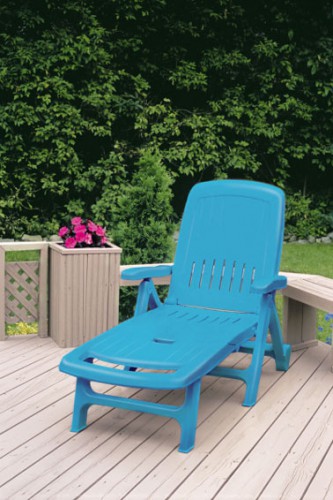 Peinture plastique Julien sur chaise longue jardin Repeindre son salon de jardin avec une peinture pour plastique, une idée relooking facile et pas chère pour rénover chaise, table et fauteuils dont le plastique a jauni ou noirci. La preuve avec cette chaise longue de jardin repeinte en bleu azur avec la peinture pour plastique Julien. Disponible en 11 couleurs vives et tendances chez Castorama