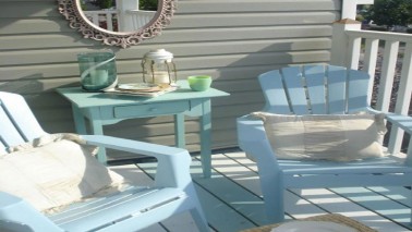 Pour repeindre volets, petits meubles et salon de jardin, la peinture pour plastique est un petit bijou de relooking facile et pas cher pour l'extérieur et la maison