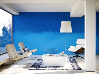 Peinture salon en dégradé de couleur bleu et blanc Idée peinture salon. Couleur peinture en dégradé de bleu et blanc. Aux murs peinture couleur bleu caraïbes et Bleu Marmara de la gamme crème de couleur de Dulux Valentine