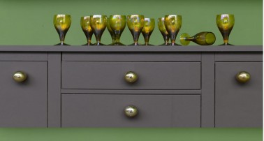 Pour personnaliser un meuble repeint, une belle collection de bouton et poignée porte et tiroirs en laiton de chez Emery Cie