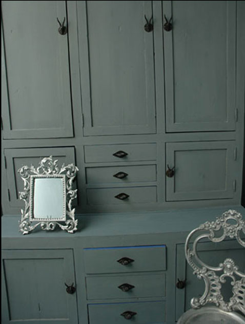 Meuble peint en vert bronze avec poignees fer forgé deux motif : "escargot" et "gazelle", modeles disponibles chez Emery & Cie