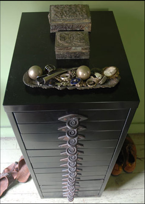 Poignée d'armoire en fer forgé sur tiroirs d'un meuble de bureau métal vintage