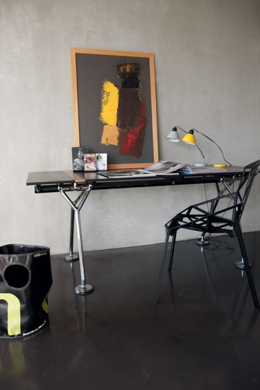 Décoration d'un salon avec murs en béton ciré couleur gris de Maison Déco