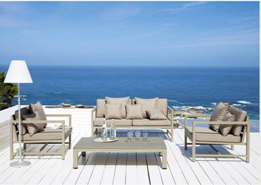 Salon de jardin en polywood composé d'une canapé deux places de deux fauteuils et d'une table basse. Existe en blanc et anthracite . Collection 