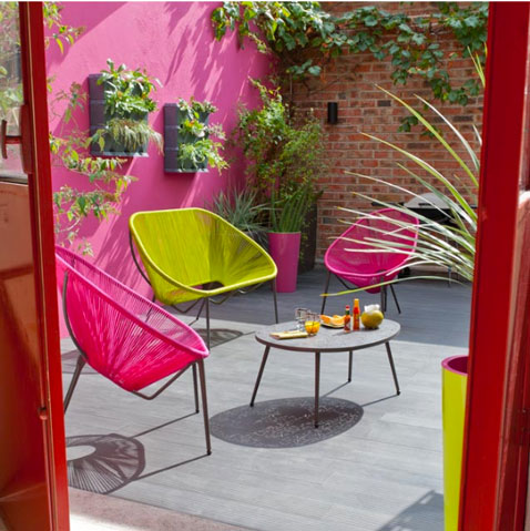 salon de jardin en corde rose et vert. Table basse en acier