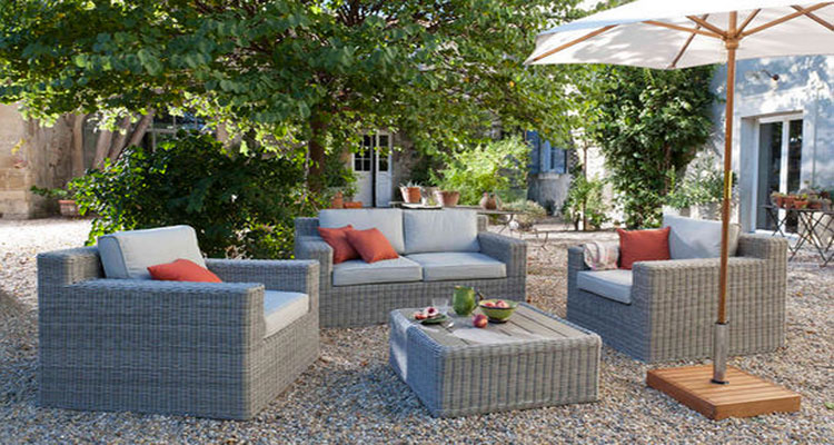 L'élégance et l'aspect naturel du rotin pour un salon de jardin à la structure en aluminium couleur gris taupe. Les coussins amovibles sont recouverts d’une toile imputrescible et lavable