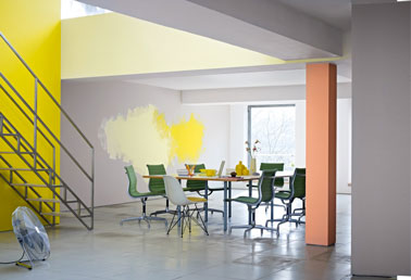 'association de couleurs peinture grise et jaune dans une salle à manger couleur gris. Couleur peinture salle à manger tendance 2013. Sol, murs et escalier métallique couleur peinture gris béton associée à un jaune printemps et un jaune orangé abricot.
