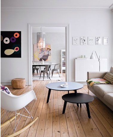 Salon ouvert sur salle à manger, peinture murs blanche, parquet chêne clair, canapé 3 places tissus beige, rocking-chair contemporain