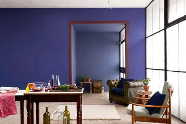 Couleur peinture salon. Décoration salon dans une harmonie de bleus où les meubles en bois ciré signent l'esprit d'authenticité