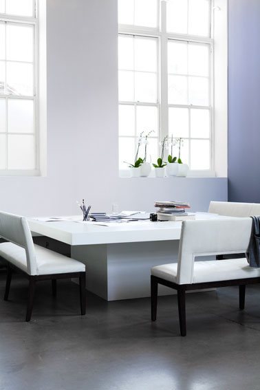 Couleur peinture salon. Harmonie de blanc et gris tendres pour un salon design. Peinture Couleur du Monde de Dulux Valentine, collection Laponie