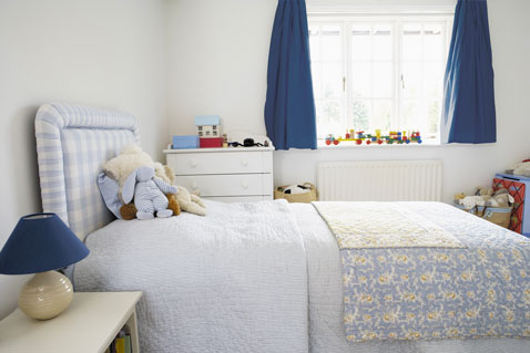 Chambre enfant garçon peint avec peinture bio gamme Ile du pacifique Ushuaïa bondex couleur cristal de glace. Rideaux bleus LOCHLANN