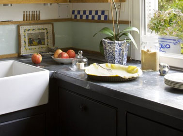 Relooker sa cuisine, Plan de travail cuisine relooké avec feuille de zinc épaisseur 65mm pour un déco vintage