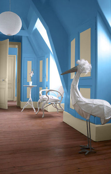 Peinture couleur chambre bleu et blanc Déco baroque avec une peinture bleu dans une chambre adulte et des portes et boiseries peintes en blanc cassé. Peinture acrylique collection Attitude chez Ripolin