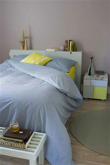 peinture chambre couleur mauve gris linge de lit bleu jaune tollens Deco chambre adulte couleur peinture murs gris vert et gris pastel associés à couette bleu ciel et oreiller jaune vif