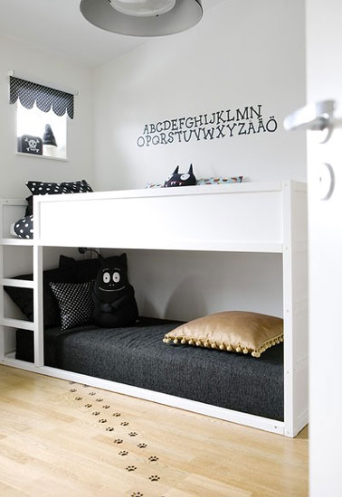 Lettres pochoir au dessus lits superposés dan chambre enfant couleur blanc et gris