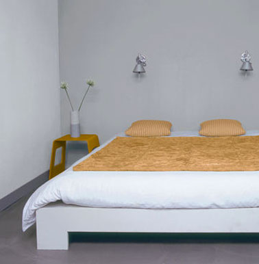 Peinture chambre adulte gris béton de Ripolin Lorsqu’une peinture grise entre dans la chambre la déco se fait zen. Pour accentuer l’ambiance sereine, un sol gris anthracite et un ton chaud de jaune orangé pour le plaid.
