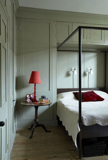 Deco chambre adulte couleur peinture gris français de Farrow and Ball sublimé par une touche de rouge pour l'abat-jour et le marron foncé du lit