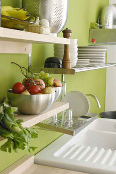 Une belle couleur vert d’eau en peinture cuisine sur la crédence et le haut du mur sur évier ça requinque sa déco. Avec des étagères bois peintes couleur ivoire, l’aménagement de la cuisine est optimisé 