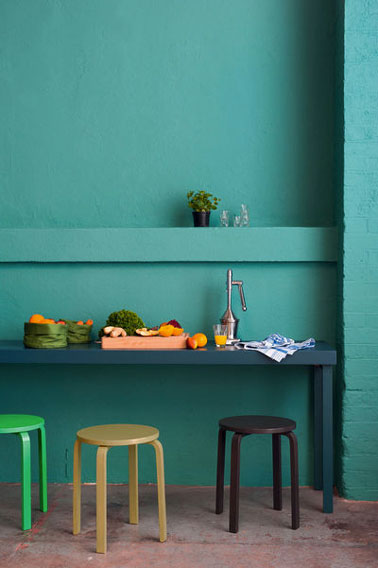 Pour donner du tempérament à la déco de sa cuisine avec la peinture on mixte les couleurs intenses. Murs vert intense, table bleu turquoise, tabourets vert et noir avec la peinture Maître en Couleur