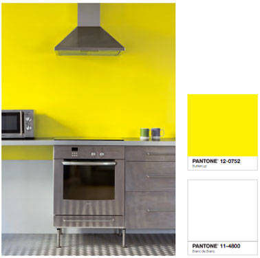 Couleur de peinture jaune primaire pour une cuisine très graphique que le gris des éléments de cuisine en inox contribue à dynamiser