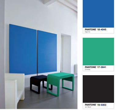 Idée couleur déco pour un salon design. Peinture murale blanche, grand panneau decoratif couleur bleu Daphné, table bassse peinte en vert émerald et noir