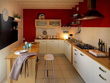 Peinture cuisine couleur rouge intense pour les murs avec meubles couleur blanc cassé. Grand panneau peint avec peinture à tableau noir
