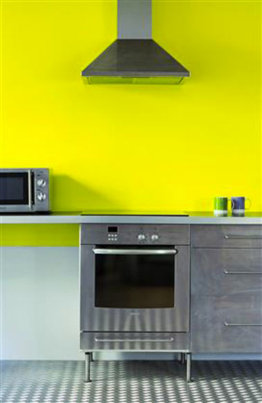 Couleur peinture cuisine. Peinture murale jaune buttercup de La gamme inspirée par Pantone de Tollens. En complément, soubassement couleur blanc de blanc associés à meubles de cuisine gris, électroménager inox, sol dalles inox