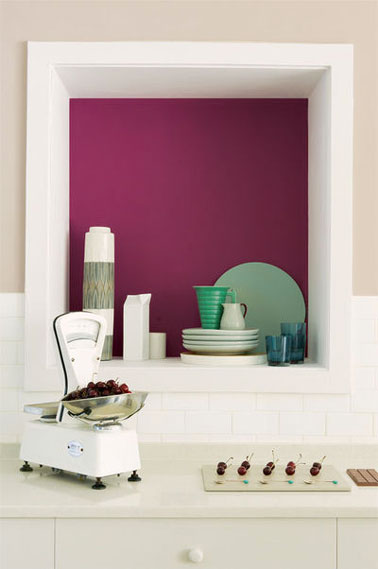  Dans la cuisine, apporter de la couleur en contraste avec une peinture blanche suffit à booster la déco. Ici la niche est peinte avec une couleur cassis proche de l’aubergine. Photo Peinture Dulux Valentine  