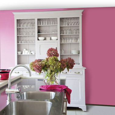 Du rose en couleur peinture cuisine c’est tendance avec un buffet ancien relooké avec une peinture blanche. Le plan de travail et l'évier inox apportent contraste et modernité. Peinture couleur rose de V33