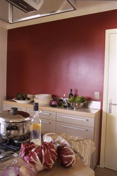 Peinture cuisine couleur rouge bourgogne pour les murs, meubles couleur gris,porte peinture couleur blanc cassé. Peinture Julien