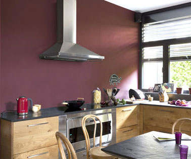 Peinture Protect’Activ Couleur luzerne de V33 sur mur crédence de cuisine pour une protection intense contre les taches de graisses. Une peinture spéciale cuisine de V33 lessivable
