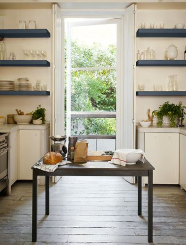 Etagères de cuisine peintes en bleu ardoise pour contraster avec la peinture ivoire des meubles de cuisine. Collection Crème de couleurs Peinture Dulux Valentine