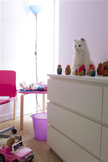 Peinture chambre fille rose et parme Une peinture rose pour une chambre fille ambiance girly. Peinture acrylique pour les murs couleur parme. Commode peinte en gris. Réf peinture T2192-2 collection Totem chez Tollens