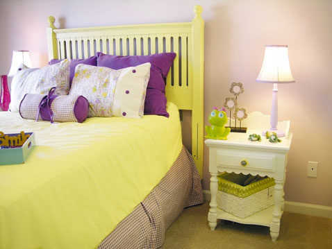 Idée couleur chambre fille avec une peinture bio Rose tendre Cerisier du Japon. Tête de lit et dessus de lit : Jaune feuille de Nébé. coussins : violet. Peinture Bondex 