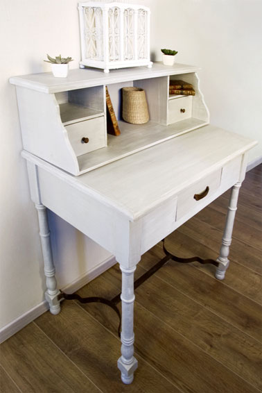 Relooking meuble bureau ancien avec une peinture effet blanchi de chez Maison Déco