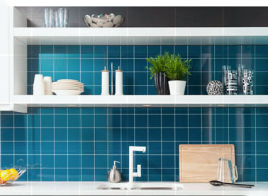 panneau décoratif en stratifié pour crédence cuisine, ultra fin, 2mm d'épaisseur et résistant aux fortes chaleurs. Disponibles en 9 couleurs