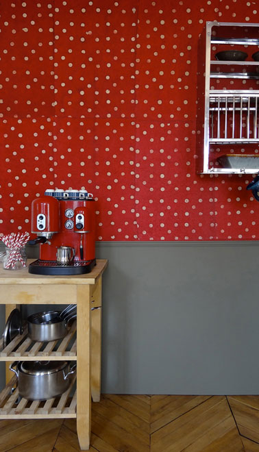 Décoration cuisine avec papier peint vintage rouge à pois blanc coordonné à un soubassement peint en gris souris Papier peint intissé 75 € les 10 feuilles Le Monde Sauvage