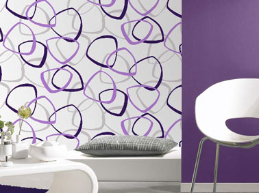 Décoration salon tendance avec papier peint vintage et peinture couleur violet. Réf : Papier peint vinyle expansé sur papier 19.80 € chez Leroy Merlin