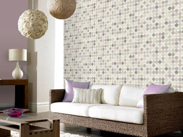 Déco salon zen avec un Papier peint vintage motif pois couleur lin et violet Leroy Merlin en harmonie avec canapé et suspension papier