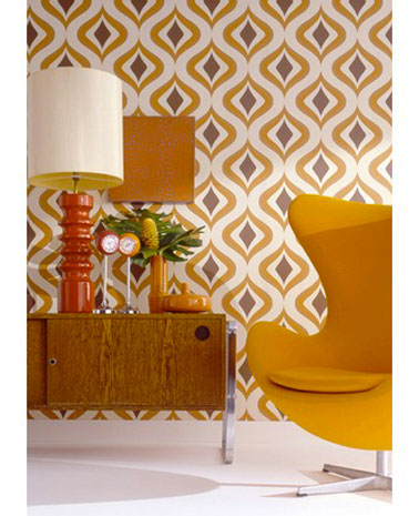 Papier peint style seventies dans salon motifs couleur orange et marron. Rouleau de 10m .Papier peint intissé collection « Trippy » Raccord de 32 cm. Graham & Brown