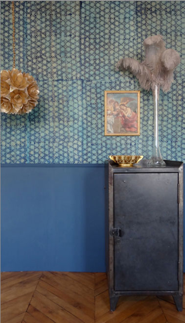 Décoration salon style vintage avec papier peint motifs pois couleur bleu vert posé au dessus d'un soubassement peinture couleur bleu éléctrique