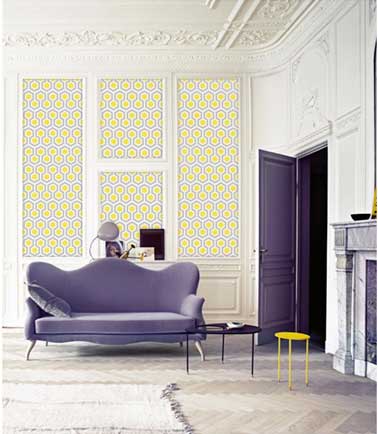 Motifs jaune et parme en écho au canapé design et à la peinture des portes pour un papier peint intissé géometric vintage Le Papiers De Ninon, 49.90 € La Redoute.