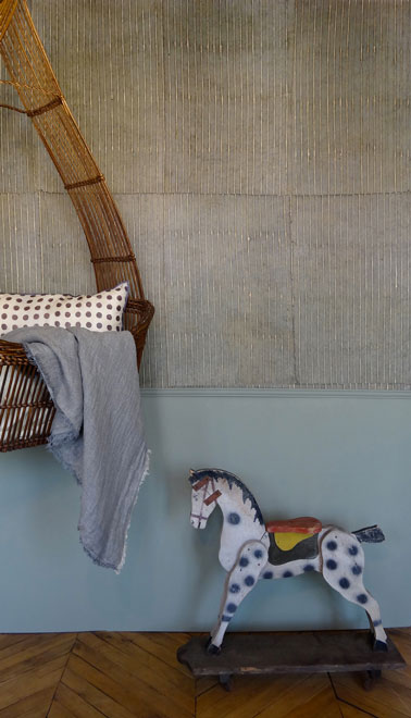 Papier peint intissé style vintage vendu en pack 8 feuilles de 50X70 cm couvrant 4 m2. Prix du pack Khaki 75€ Le Monde Sauvage
