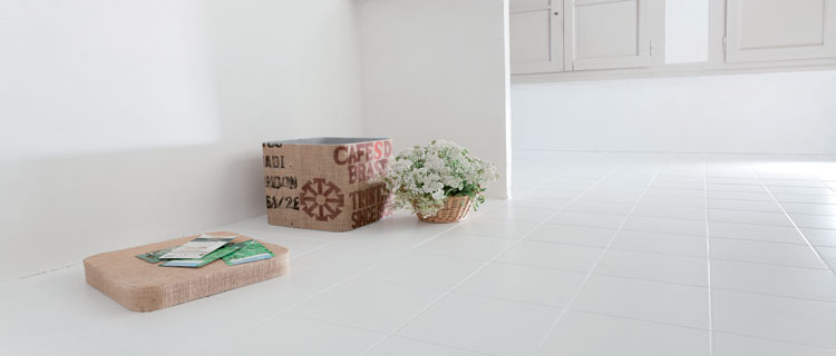 Pour peindre du carrelage sol dans la salle de bain, Une peinture sol en application directe, Nuancier Peinture 5 couleurs Rénovation sol V33