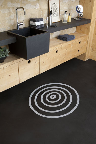 peinture carrelage sol Idéco V33 pour salle de bain Peinture carrelage sol salle de bain appliquée dans une salle de bain zen en bois et noire. Peinture sol Idéco de V33 couleur noir