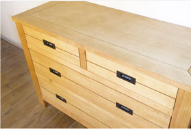Repeindre une commode en bois 4 tiroirs : Photo avant peinture effet métal couleur zinc. 