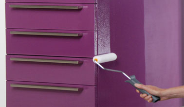 Repeindre des meubles de cuisine avec une résine couleur violet, application directe en 2 couches de Résinence