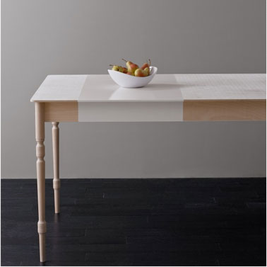 peindre un meuble en bois avec Peinture mélaminé Julien sur table. Décor réalisé avec bande peinture mat et brillante couleur blanche