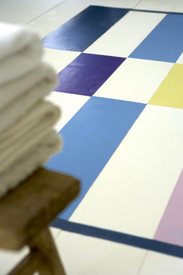 peinture carrelage sol Little Greene. réaliser un tapis multicolore avec la peinture dans la salle de bain. Nouveau nuancier couleurs: 160 teintes