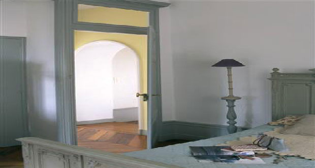 La peinture chambre joue avec la couleur au bout du pinceau. Violet, rose, vert, bleu, gris…Pour une déco de chambre zen ou moderne, inspiration de peinture chambre pour choisir son style.